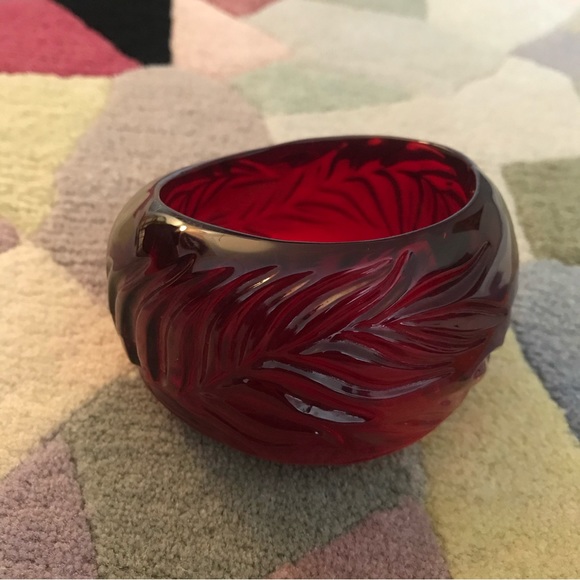 Vintage Transparent Lucite Wide Carved Leaf Bangle - Picture 2 of 16